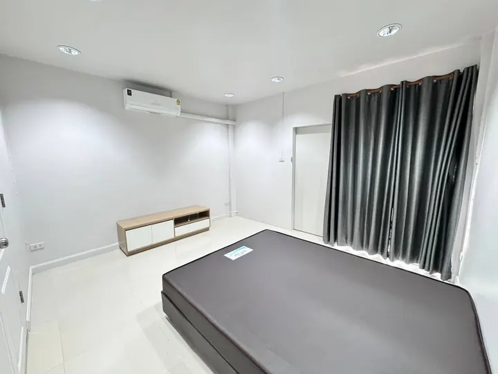 หลังที่ 1 · ห้องนอน ที่นอน ตู้วางทีวี แอร์ และผ้าม่าน