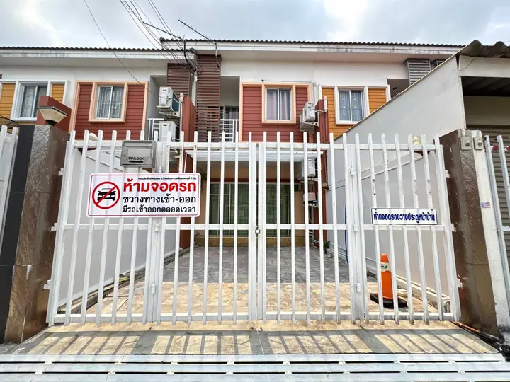 หลังที่ 1 · หน้าบ้าน มีรั้วและที่จอดรถหน้าบ้าน