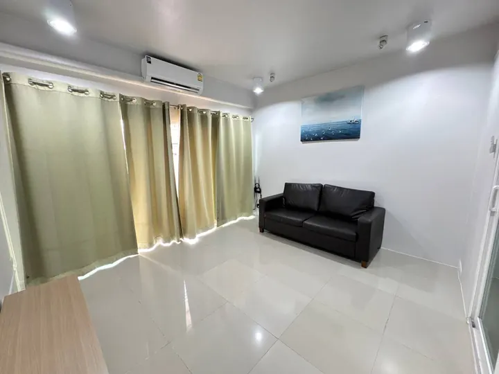 หลังที่ 1 · ห้องนั่งเล่น โซฟา แอร์ และผ้าม่าน