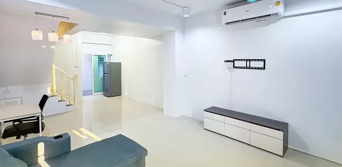 หลังที่ 2 · ห้องนั่งเล่น ตู้วางทีวี แอร์ และตู้เย็น