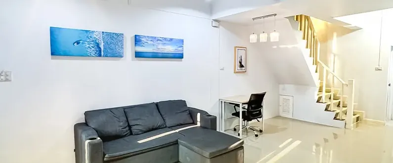 หลังที่ 2 · ห้องนั่งเล่น โซฟาและโต๊ะทำงาน